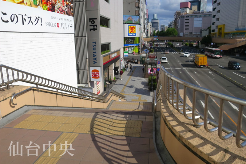仙台駅出口からLoFtとマツモトキヨシが見える